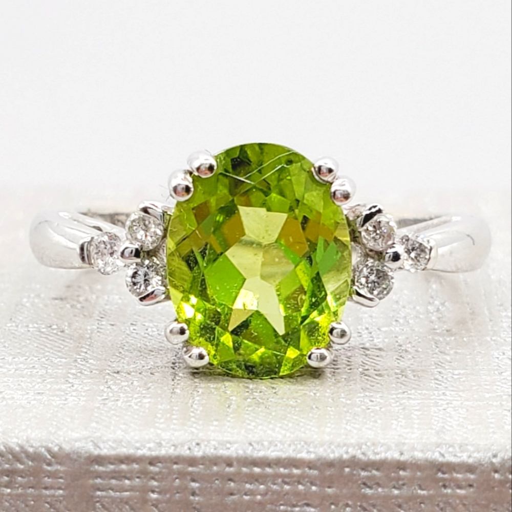 14k Solid White Gold Green Oval Peridot & Diamond Ring - Picture 1 of 3